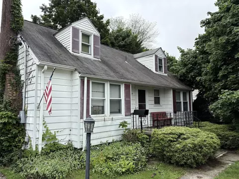 14 Rogers Pl, Hyde Park, NY 12538