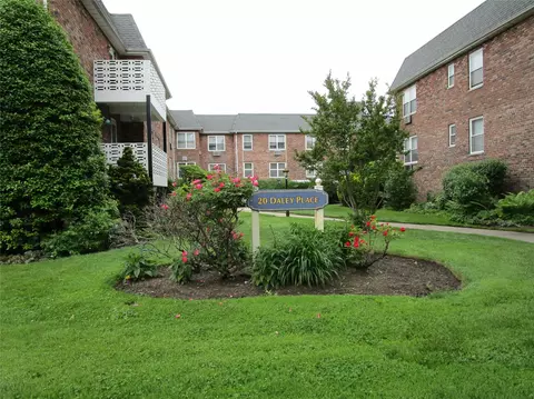 20 Daley Pl #127, Lynbrook, NY 11563