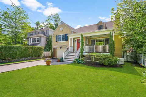 4 Senate Pl, Larchmont, NY 10538