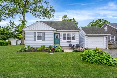 72 Belford Ave, Bay Shore, NY 11706