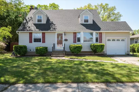128 Yoakum Ave, Farmingdale, NY 11735