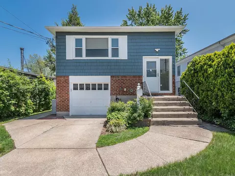 14 Marwood Rd S, North Hempstead, NY 11050