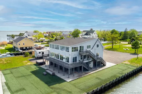 200 Clocks Blvd, Massapequa, NY 11758