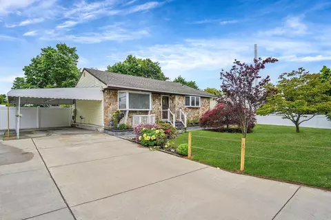 263 Claywood Dr, Brentwood, NY 11717