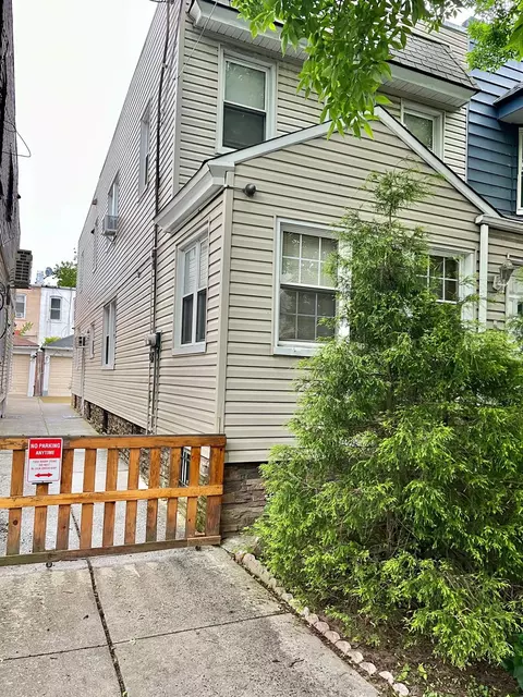 75-09 60 Pl, New York, NY 11385