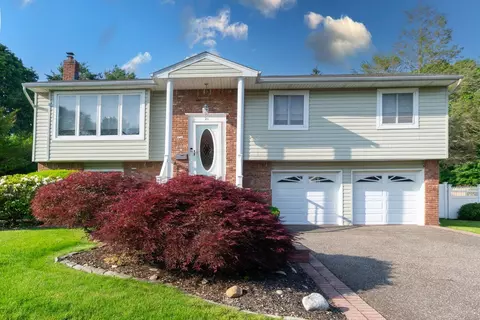 21 Pebble Pl, Commack, NY 11725