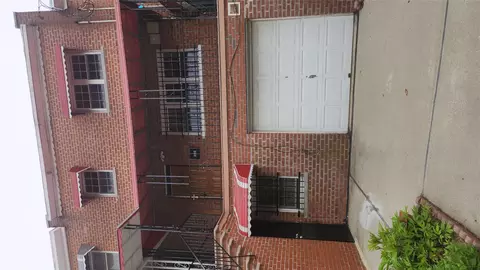 904 E 218th St, New York, NY 10469