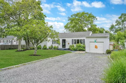 215 Lyman Rd, Brookhaven, NY 11772