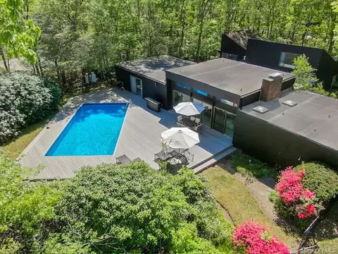 24 N Quarter Rd, Westhampton, NY 11977