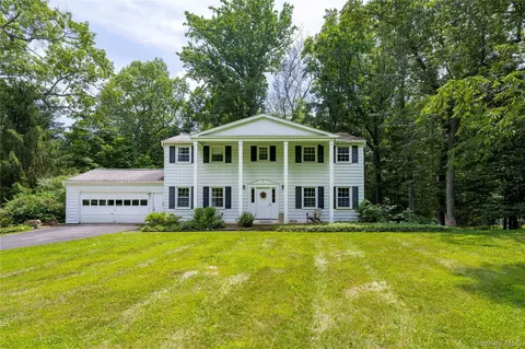 20 Woodcrest Dr, East Fishkill, NY 12533
