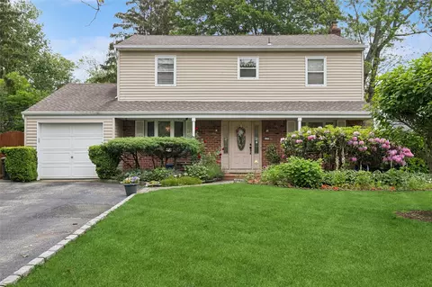 34 Arcadia Dr, Dix Hills, NY 11746