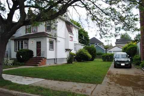 48 Elizabeth St, Floral Park, NY 11001