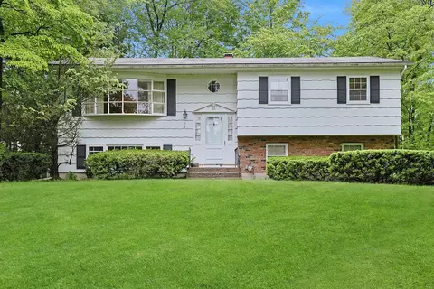 13 Old Brick Rd, Clarkstown, NY 10956