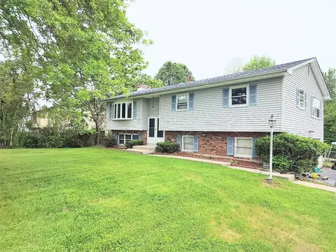 19 Morningside Dr, Wallkill, NY 10941