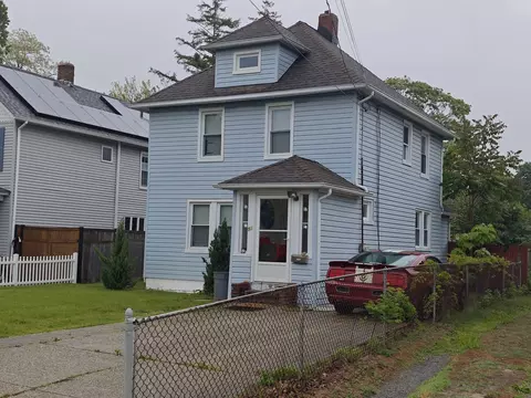 53 Mulford St, Patchogue, NY 11772