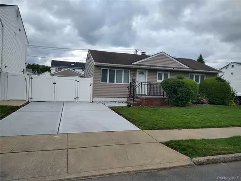 708 Anderson Ave, Franklin Square, NY 11010