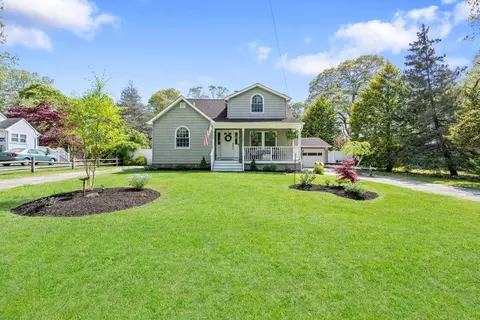 10 Inwood Rd, Center Moriches, NY 11934