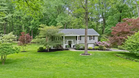 4 Verona Pl, Mahopac, NY 10541