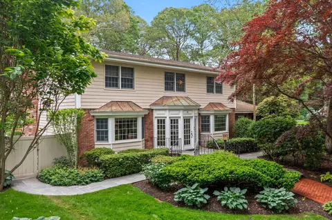 33 Chatham Pl, Dix Hills, NY 11746