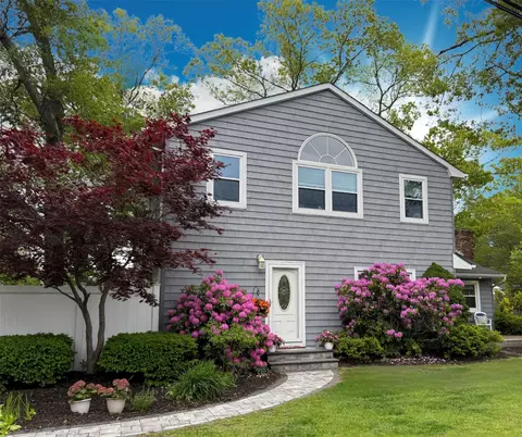1 Roberta St, Patchogue, NY 11772