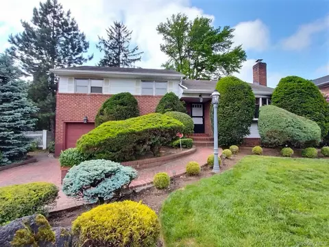 306 Cambridge Ave, Garden City, NY 11530