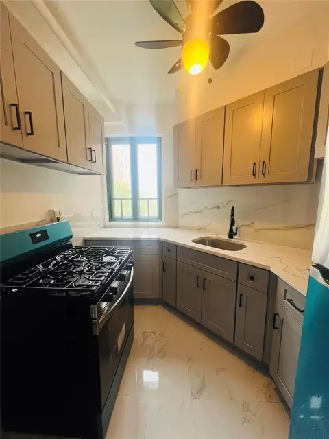 2055 Saint Raymond Ave #7C, New York, NY 10462