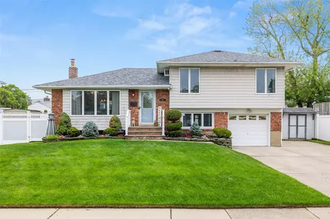 24 Lincoln St, Farmingdale, NY 11735
