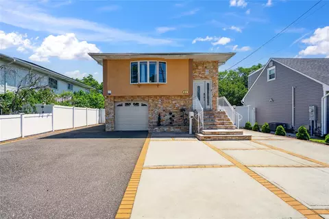 81 Oakdale Blvd, Farmingdale, NY 11735