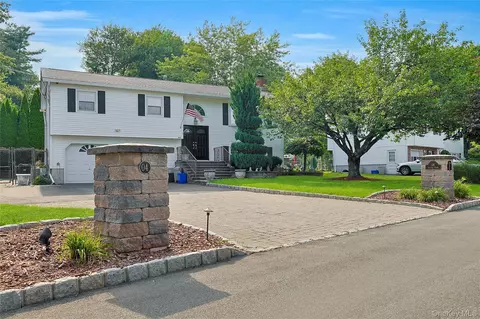 4 Suffern Pl, Garnerville, NY 10923