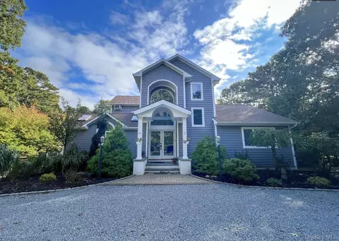 4 Douglas Ct, Hampton Bays, NY 11946
