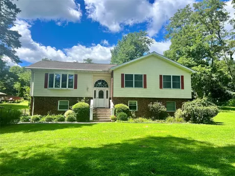 4 Fassitt Dr, Mahopac, NY 10541