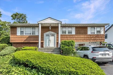 274 Central Park Rd, Plainview, NY 11803