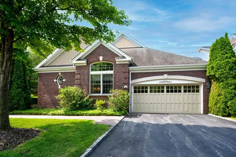 21 Hathaway Ln, North Hempstead, NY 11030
