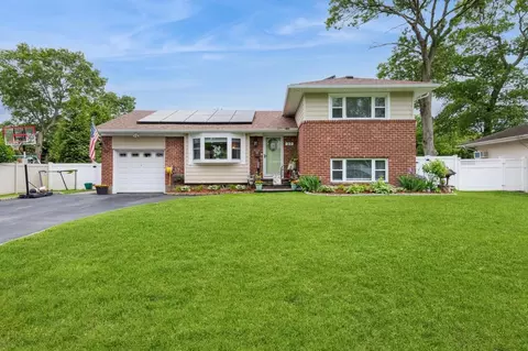 27 Schuyler Dr, Commack, NY 11725