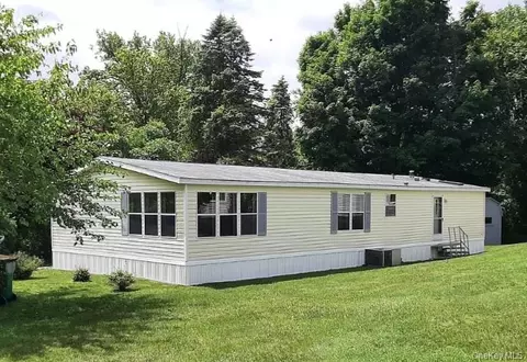 13 Pine St, Livingston, NY 12534