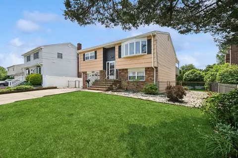 473 S 15th St, Lindenhurst, NY 11757