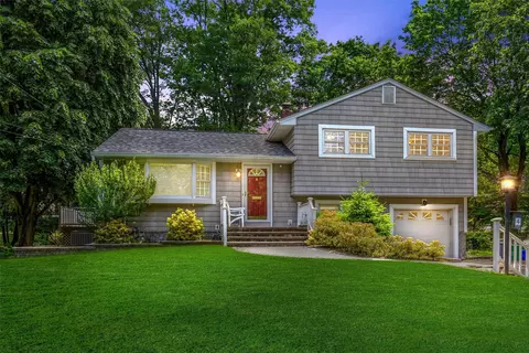 4 Marcia Ln, Clarkstown, NY 10956