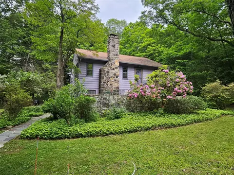 26 Hillside Dr, Cortlandt, NY 10567