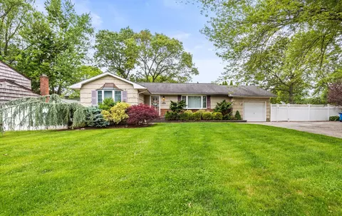 11 Gilford Ct, Melville, NY 11747