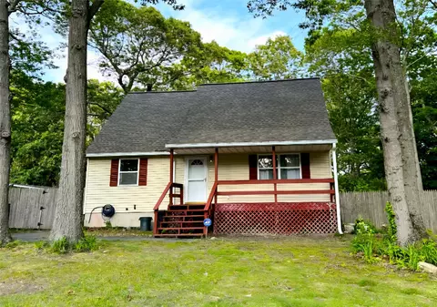 17 Erna Dr, Coram, NY 11727