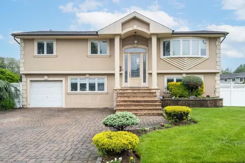 27 Suzanne Ln, Bethpage, NY 11714