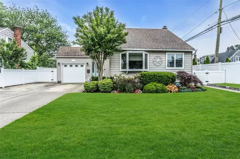 6 Ceil Pl, Bethpage, NY 11714