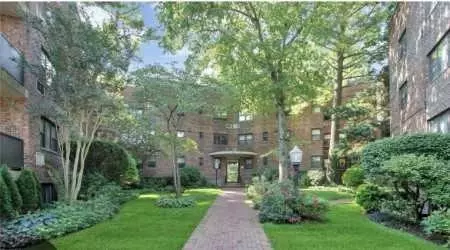 50 Brompton #3K, North Hempstead, NY 11021
