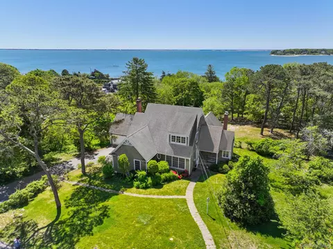 6 Huckleberry Ln E, Hampton Bays, NY 11946