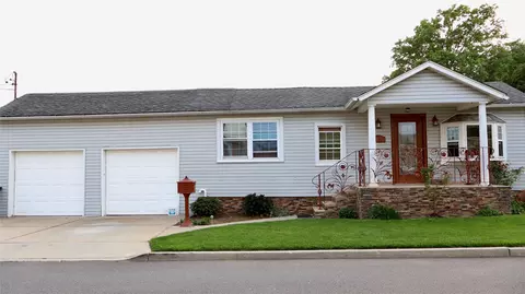 49 Yale St, Inwood, NY 11096