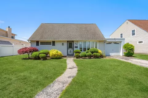 315 Fern Pl, Bethpage, NY 11714