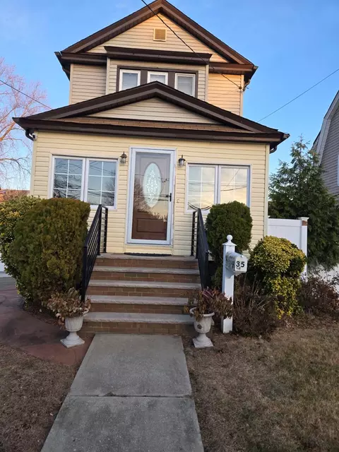 35 Elmwood St, Valley Stream, NY 11581