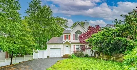 576 Boxwood Dr, Shirley, NY 11967