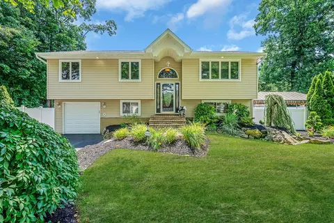 12 Alice Ln, Commack, NY 11725