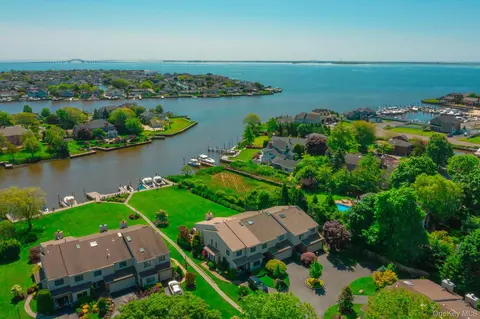 10 Hidden Harbor Dr, Babylon, NY 11702